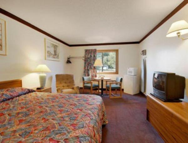 King Room - Non-Smoking interior